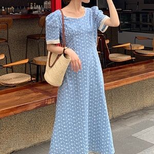 there is original box 😎this item